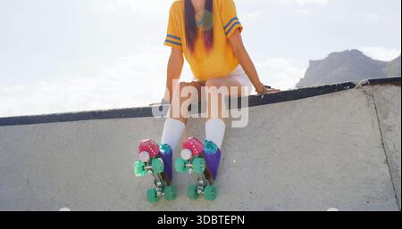 Frauen, Beine oder urbaner Park mit Rollschuhen für Fitness, Aerobic oder Outdoor-Hobby. Weibliche Person, Hipster oder Balance mit Rädern oder Stockfoto