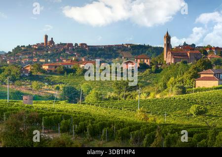 Blick auf die Weinberge und die Kirche Santo Stefano Canetto in der Region Monferrato in der Nähe von Montegrosso d'Asti, Piemont, Italien. Das Dorf Mongardino Stockfoto