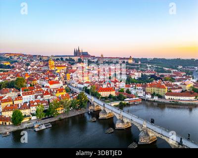 Ein atemberaubender Blick aus der Luft fängt den Sonnenaufgang ein, der die historische Skyline Prags beleuchtet. Stockfoto
