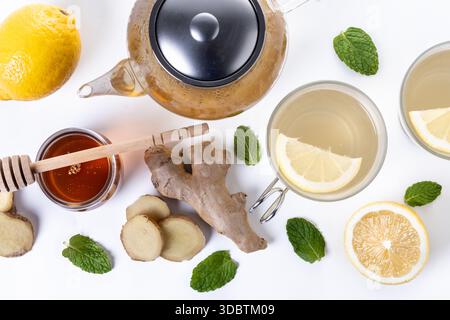 Ingwertee mit Honig und Zitrone in einer Tasse isoliert auf weißem Hintergrund Stockfoto