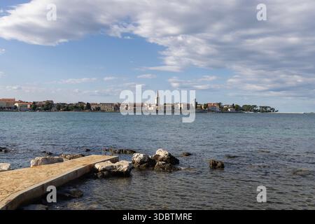 Porec, Kroatien, Istrien - 25. September 2023: Blick von der Nikole Tesle Straße auf das Meer mit Glockenturm byzantinischer Architektur Euphrasischer Basilika Stockfoto