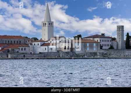 Porec, Kroatien, Istrien - 25. September 2023: Blick von der Nikole Tesle Straße auf das Meer mit Glockenturm byzantinischer Architektur Euphrasischer Basilika Stockfoto