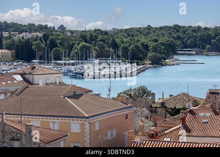 Porec, Kroatien, Istrien - 25. September 2023: Aus der Vogelperspektive vom Glockenturm der Euphrasianischen Basilika und Marina Porec, Hafen für Yachten Stockfoto