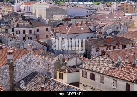 Porec, Kroatien, Istrien - 25. September 2023: Aus der Vogelperspektive der Euphrasianischen Basilika und der Gebäude mit Keramikziegeln Stockfoto