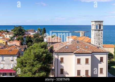 Porec, Kroatien, Istrien - 25. September 2023: Aus der Vogelperspektive vom Turm der Euphrasianischen Basilika des Meeres und der Stadt mit Glockenturm Stockfoto