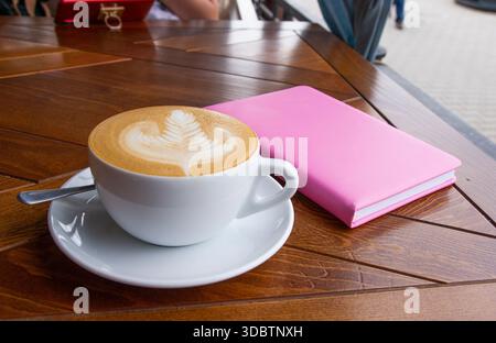 Eine große Tasse Cappuccino mit Geschmack. Stockfoto