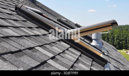 Dachdach Skylight offene Fenster auf Asphalt Shingle Dach Stockfoto