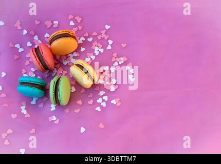 Mehrfarbige Macarons mit rosa und weißen Herzen. Stockfoto