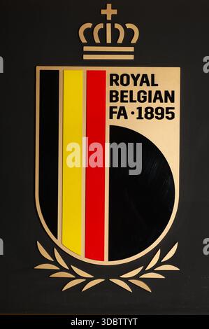 Deinze, Belgien. Dezember 2025. Die Abbildung zeigt das Logo der belgischen Föderation bei einem Fußballspiel zwischen RSCA Futures und Royal Francs Borains, Mittwoch, den 17. Dezember 2025 in Deinze, am 18. Tag der zweiten Liga der Challenger Pro League 2025-2026 1B der belgischen Meisterschaft. BELGA PHOTO VIRGINIE LEFOUR Credit: Belga News Agency/Alamy Live News Stockfoto