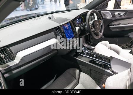 Volvo XC60 SUV Luxus-Armaturenbrett-Ansicht. London, UK, 31. Dezember 2023 Stockfoto