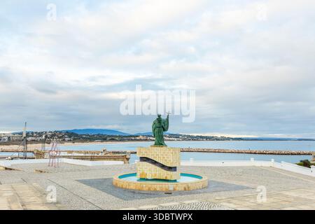 Malerischer Blick vom Miradouro da Praia da Batata in Lagos, Algarve, Portugal, mit Blick auf den Atlantik, goldenen Sandstrand und zerklüfteten Kalkstein Stockfoto