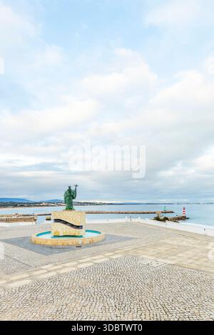Malerischer Blick vom Miradouro da Praia da Batata in Lagos, Algarve, Portugal, mit Blick auf den Atlantik, goldenen Sandstrand und zerklüfteten Kalkstein Stockfoto