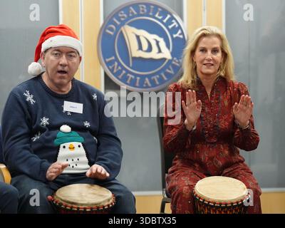 Die Herzogin von Edinburgh bei einem Besuch einer Weihnachtsveranstaltung bei der Disability Initiative in Camberley, Surrey. Bilddatum: Donnerstag, 18. Dezember 2025. Stockfoto