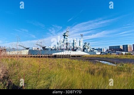 Wilmington, North Carolina – 15. November 2025: Die USS North Carolina war ein hoch dekoriertes Kriegsschiff aus dem Zweiten Weltkrieg, das kein schwimmendes Denkmal ist und sein eigenes Land ist Stockfoto