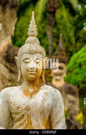 Buddhistische Statuen im Tempel in Vientiane, Laos, Südostasien Stockfoto