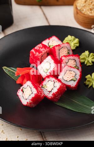 Kalifornische Sushi-Brötchen mit Krabben und Tobiko Stockfoto