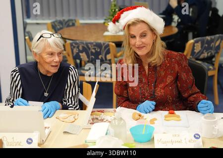 Die Herzogin von Edinburgh bei einem Besuch einer Weihnachtsveranstaltung bei der Disability Initiative in Camberley, Surrey. Bilddatum: Donnerstag, 18. Dezember 2025. Stockfoto