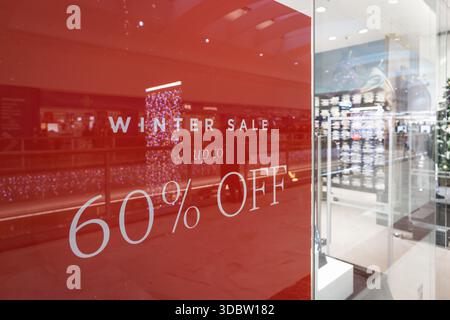 Rotes Schild Im Store-Fenster Mit 60 % Rabatt Auf Den Verkauf Stockfoto