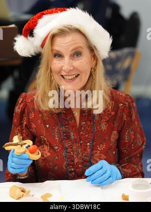 Die Herzogin von Edinburgh bei einem Besuch einer Weihnachtsveranstaltung bei der Disability Initiative in Camberley, Surrey. Bilddatum: Donnerstag, 18. Dezember 2025. Stockfoto