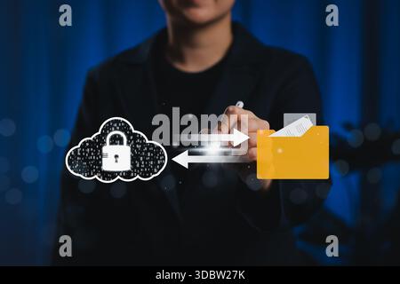 Cloud Security and Document Management System (DMS)-Konzept. Person, die Cloud-Speicher und sichere Ordnersymbole, Dokumentensystem, Cloud-Datenübertragung, Stockfoto