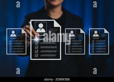 Digital Resume Screening von HR Professional. Personalmanager bewerten mehrere Lebensläufe oder Lebensläufe online, moderne Personalbeschaffung und Kandidatenauswahl Stockfoto