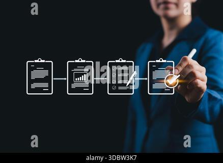 Geschäftsprozessüberprüfung und Qualitätssicherungs-Workflow. Geschäftsfrau interagiert mit Checklisten, schrittweiser Dokumentprüfung und Qualitätskontrolle Stockfoto