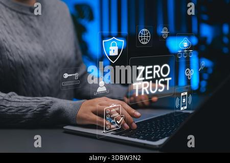 Zero Trust Cybersicherheit und Datenschutz-Konzept. Person, die ein Notebook mit Symbolen wie Schlössern, Netzwerken, Identitätsprüfung verwendet, die Null Vertrauen symbolisieren Stockfoto