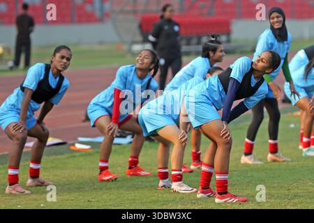 Die Bangladesch National Women Football Team nimmt an einem Trainingssement vor der Try Nations Serie in Dhaka, Bangladesch, Teil. Die beiden anderen Teams sind Malaysia A Stockfoto