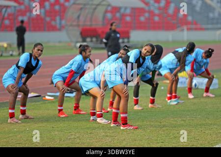 Die Bangladesch National Women Football Team nimmt an einem Trainingssement vor der Try Nations Serie in Dhaka, Bangladesch, Teil. Die beiden anderen Teams sind Malaysia A Stockfoto