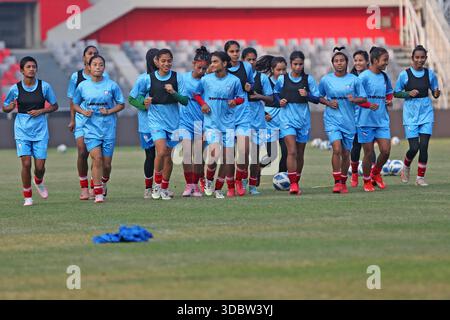 Die Bangladesch National Women Football Team nimmt an einem Trainingssement vor der Try Nations Serie in Dhaka, Bangladesch, Teil. Die beiden anderen Teams sind Malaysia A Stockfoto