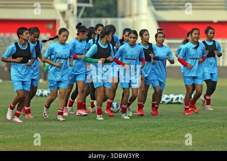 Die Bangladesch National Women Football Team nimmt an einem Trainingssement vor der Try Nations Serie in Dhaka, Bangladesch, Teil. Die beiden anderen Teams sind Malaysia A Stockfoto