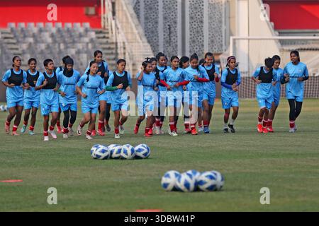 Die Bangladesch National Women Football Team nimmt an einem Trainingssement vor der Try Nations Serie in Dhaka, Bangladesch, Teil. Die beiden anderen Teams sind Malaysia A Stockfoto