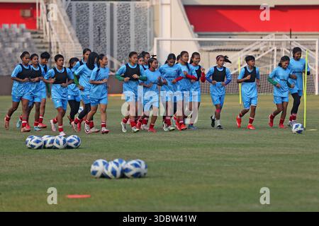 Die Bangladesch National Women Football Team nimmt an einem Trainingssement vor der Try Nations Serie in Dhaka, Bangladesch, Teil. Die beiden anderen Teams sind Malaysia A Stockfoto