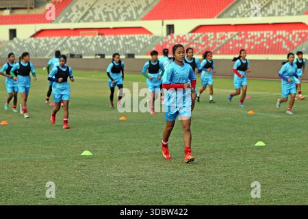 Die Bangladesch National Women Football Team nimmt an einem Trainingssement vor der Try Nations Serie in Dhaka, Bangladesch, Teil. Die beiden anderen Teams sind Malaysia A Stockfoto