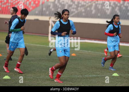 Die Bangladesch National Women Football Team nimmt an einem Trainingssement vor der Try Nations Serie in Dhaka, Bangladesch, Teil. Die beiden anderen Teams sind Malaysia A Stockfoto