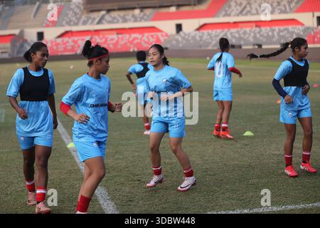 Die Bangladesch National Women Football Team nimmt an einem Trainingssement vor der Try Nations Serie in Dhaka, Bangladesch, Teil. Die beiden anderen Teams sind Malaysia A Stockfoto