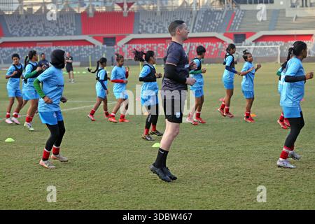 Die Bangladesch National Women Football Team nimmt an einem Trainingssement vor der Try Nations Serie in Dhaka, Bangladesch, Teil. Die beiden anderen Teams sind Malaysia A Stockfoto