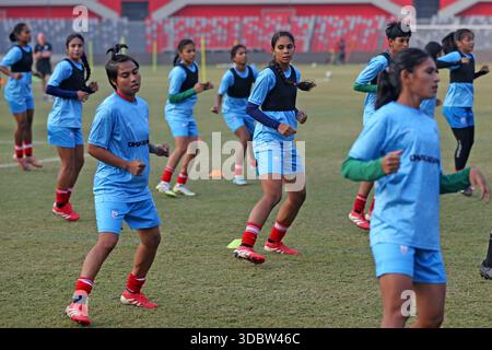 Die Bangladesch National Women Football Team nimmt an einem Trainingssement vor der Try Nations Serie in Dhaka, Bangladesch, Teil. Die beiden anderen Teams sind Malaysia A Stockfoto