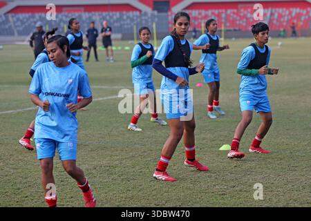 Die Bangladesch National Women Football Team nimmt an einem Trainingssement vor der Try Nations Serie in Dhaka, Bangladesch, Teil. Die beiden anderen Teams sind Malaysia A Stockfoto
