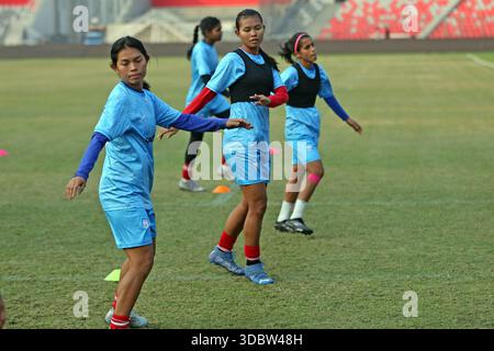 Die Bangladesch National Women Football Team nimmt an einem Trainingssement vor der Try Nations Serie in Dhaka, Bangladesch, Teil. Die beiden anderen Teams sind Malaysia A Stockfoto