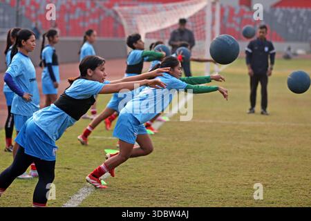 Die Bangladesch National Women Football Team nimmt an einem Trainingssement vor der Try Nations Serie in Dhaka, Bangladesch, Teil. Die beiden anderen Teams sind Malaysia A Stockfoto
