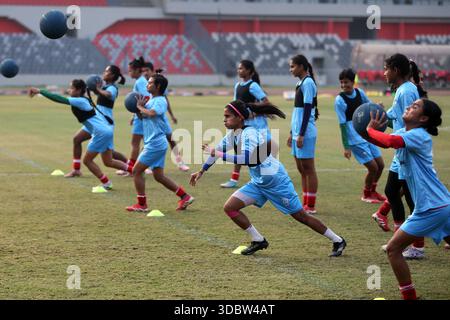Die Bangladesch National Women Football Team nimmt an einem Trainingssement vor der Try Nations Serie in Dhaka, Bangladesch, Teil. Die beiden anderen Teams sind Malaysia A Stockfoto