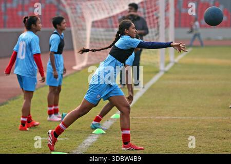 Die Bangladesch National Women Football Team nimmt an einem Trainingssement vor der Try Nations Serie in Dhaka, Bangladesch, Teil. Die beiden anderen Teams sind Malaysia A Stockfoto