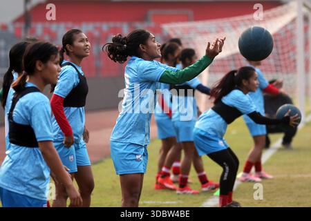 Die Bangladesch National Women Football Team nimmt an einem Trainingssement vor der Try Nations Serie in Dhaka, Bangladesch, Teil. Die beiden anderen Teams sind Malaysia A Stockfoto