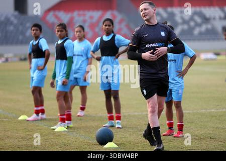 Die Bangladesch National Women Football Team nimmt an einem Trainingssement vor der Try Nations Serie in Dhaka, Bangladesch, Teil. Die beiden anderen Teams sind Malaysia A Stockfoto