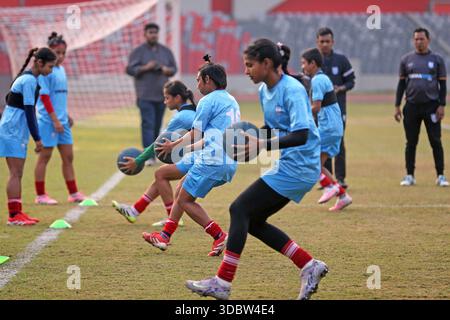 Die Bangladesch National Women Football Team nimmt an einem Trainingssement vor der Try Nations Serie in Dhaka, Bangladesch, Teil. Die beiden anderen Teams sind Malaysia A Stockfoto