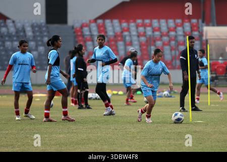 Die Bangladesch National Women Football Team nimmt an einem Trainingssement vor der Try Nations Serie in Dhaka, Bangladesch, Teil. Die beiden anderen Teams sind Malaysia A Stockfoto