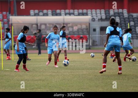 Die Bangladesch National Women Football Team nimmt an einem Trainingssement vor der Try Nations Serie in Dhaka, Bangladesch, Teil. Die beiden anderen Teams sind Malaysia A Stockfoto