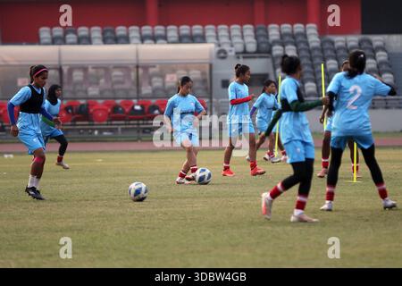 Die Bangladesch National Women Football Team nimmt an einem Trainingssement vor der Try Nations Serie in Dhaka, Bangladesch, Teil. Die beiden anderen Teams sind Malaysia A Stockfoto