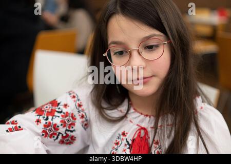 Nachdenklich trauriges Schulmädchen in Brille im Klassenzimmer, Einsamkeit Emotionskonzept Stockfoto